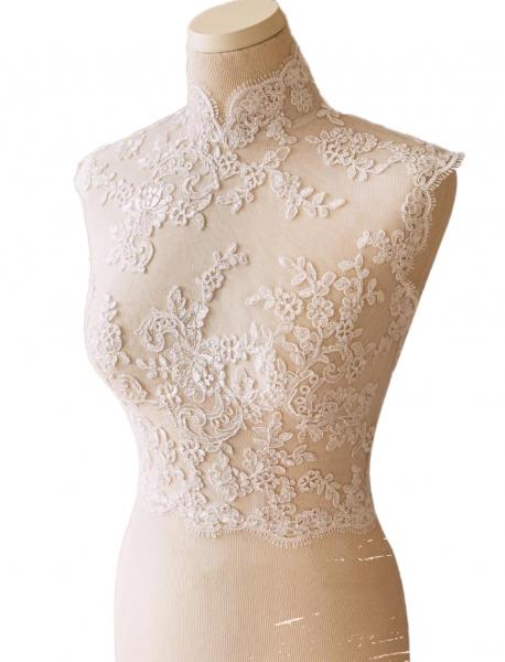 Hoch geschlossenes, halb-transparentes Top